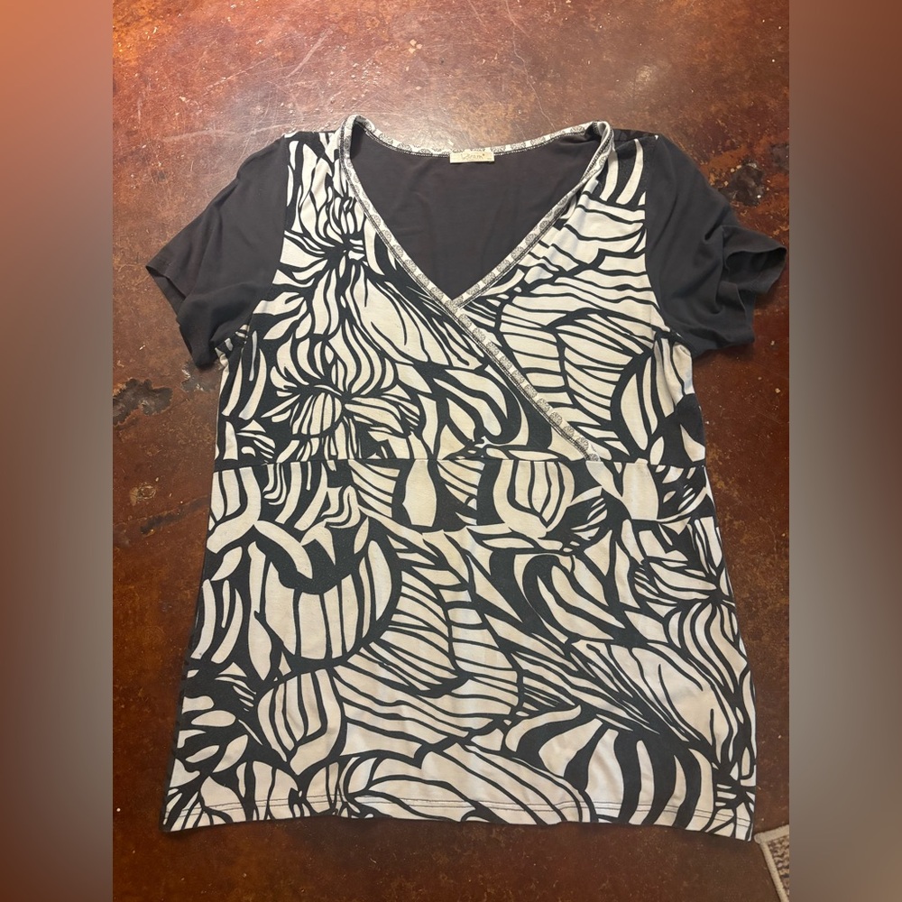 Black and White V-Neck Patterned Top